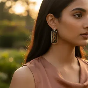 Boucles d'oreilles pendantes rectangulaires en argent avec plumes pour femmes, design élégant et tendance - Product Image 1