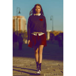 Suéter Gris Carbón Estilo Diario Otoñal con Detalle de Corazón Rojo - Product Image 2