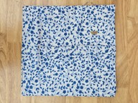 Tela de algodón puro premium con estampado floral índigo presenta elegantes patrones de ramas de flores azules bellamente estampados sobre un fondo blanco.
