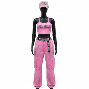 Conjunto de mujer con top corto de algodón, poliéster y spandex de alta calidad y pantalones cargo con logo de diamantes de imitación cosidos en rosa. - Product Image 2