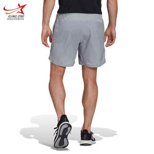 กางเกงขาสั้นออกกำลังกายเอวยางยืดแห้งเร็วของผู้ชายผ้าโพลีเอสเตอร์ลายพื้นเป็นมิตรกับสิ่งแวดล้อมสำหรับการฝึกเข้ายิมและวิ่ง - Product Image 2