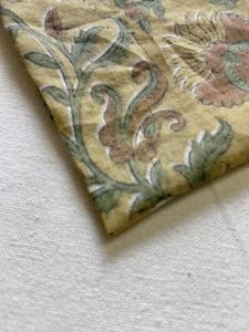 ผ้าฝ้ายพิมพ์ลายด้วยมือ ลายดอกไม้แนววินเทจ บนพื้นสีมัสตาร์ด - Product Image 3