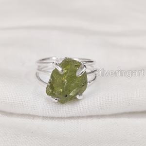 Mayorista Joyería de piedra en bruto Anillo de mujer Piedra preciosa de peridoto en bruto natural Piedra natal de Agosto 3 Banda Lisa Anillo de plata esterlina 925 - Product Image 1