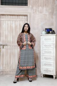 Manteau long pour femme pakistanais 2pc Costumes en tissu Karandi avec chemise intérieure Vêtements d'hiver-Collection de vêtements indiens et pakistanais - Product Image 4