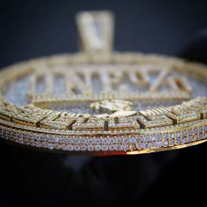 Colgante de diamante redondo de moissanita con acabado de oro blanco de 14 quilates hecho a medida con regalo de letra inicial para él - Product Image 2