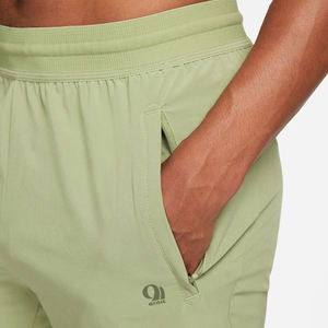 กางเกงขาสั้นออกกำลังกายแบบถักสำหรับผู้ชายเอวยางยืดระบายอากาศได้ดีในฤดูร้อนชุดออกกำลังกายผ้าสแปนเด็กซ์/ โพลีเอสเตอร์ย้อมสีล้วน - Product Image 3