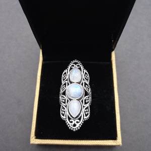 Flashy Rainbow Moonstone Oval Cut Bezel Setting Anillo de boda y fiesta bohemio hecho a mano de plata esterlina - Product Image 1