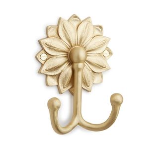 Crochet doré en métal en forme de tournesol de créateur pour la décoration intérieure - Product Image 1