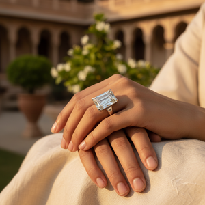Anillo de Gema con Corte Esmeralda para Regalo de Aniversario en Oro Amarillo y Tecnología de Engaste con Baño de Rodio Platino, Elegante Anillo de Plata - Product Image 1