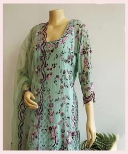 Top et Sharara femmes indien pakistanais ethnique dames fête Punjabi couture disponible en gros pelouse costume Alphanumero Apparelgarment - Product Image 6