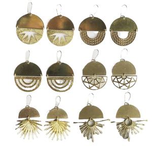 Pendientes de tuerca de latón chapado en oro de moda para uso diario Joyería personalizada Pendientes de aro de latón de alta calidad Pedido al por mayor - Product Image 5