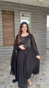 Salwar Kameez traditionnel élégant noir avec des éclats de diamants pour femmes, idéal pour les tenues de soirée - Product Image 6