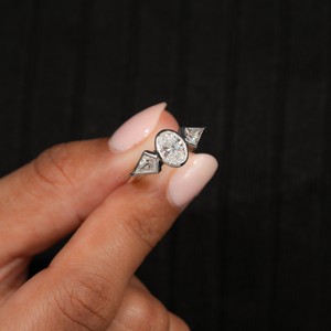 Anillo de Compromiso Personalizable con Circonita Cúbica de Corte Ovalado, Plata 925, Engaste de Bisel, Piedras Laterales con Corte Kite, Joyería Fina de Lujo - Product Image 4