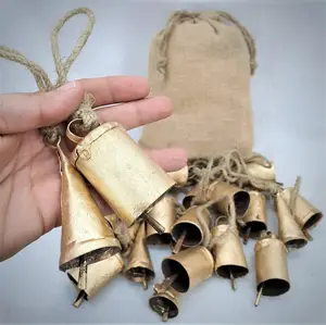 رخيصة الثمن اليدوية خمر ريفي القصدير اسطوانة على شكل أجراس البقر تستخدم لديكور احتفالي أجراس مع حبل الجوت