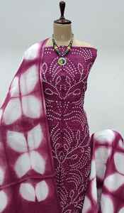 Élégance avec ce costume Bandhani Rajasthani de créateur confectionné dans un luxueux tissu satin de soie - Product Image 2