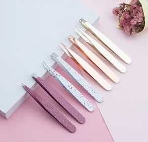 Pinces à cils professionnelles de qualité supérieure en acier inoxydable, fabriquées à la main avec couleur et logo personnalisés - Product Image 1