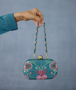 Caja de embrague de metal de bronce antiguo adornado con patrón grabado y detalles de cristal disponibles a precios al por mayor. - Product Image 6