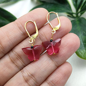 Boucles d'oreilles en argent sterling à la mode en forme de papillon en quartz rose sculpté avec fil plaqué or - Product Image 4