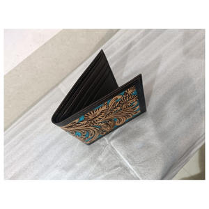 Portefeuille en cuir souple de qualité supérieure, unisexe, marron et noir, avec bordure, motif floral gravé à la main, fabriqué en Inde, plusieurs poches - Product Image 2