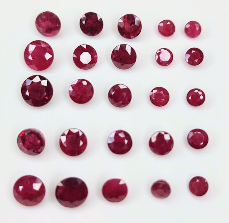 สีแดงเข้ม