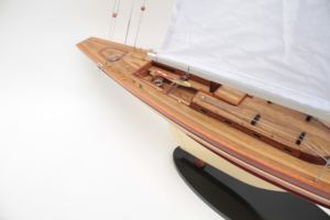 Barcos de Vela de Madera Pintados a Mano Nemere II - Decoración Moderna de Mesa con Forma Irregular de Feng Shui para el Hogar - Product Image 4