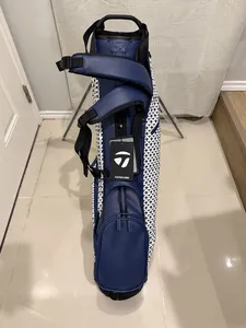 Bolsa de golf Taylor-Made Flextech Carry Premium Stand con logotipo Heritage TM, color azul marino, fabricada en Tennessee - Product Image 2