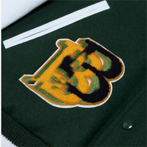 Veste universitaire verte sur mesure pour homme, manches en simili cuir, patch brodé, veste bomber de style streetwear, col montant - Product Image 3