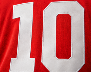 เสื้อฟุตบอลสั่งทำสีแดง พิมพ์ลายแบบซับลิเมชั่น ชื่อทีม หมายเลข 100% โพลีเอสเตอร์ แห้งเร็ว ขายส่ง ชุดฟุตบอลแบบ OEM - Product Image 6