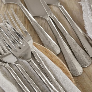ชุดช้อนส้อมสแตนเลสสีเงินพร้อมที่จับปลอมแปลงสำหรับงานแต่งงานที่บ้าน - Product Image 3