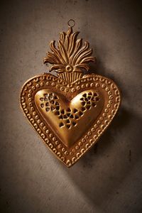 Placa de Pared con Sagrado Corazón en Oro Antiguo |   Letrero Ex Voto Vintage de Metal con Corazón Flameante |   Decoración Religiosa de Lujo para el Hogar - Product Image 5
