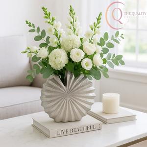 Elegante Florero Decorativo de Metal para Interiores de Lujo, que Agrega Profundidad, Encanto y Elegancia Moderna - Product Image 1