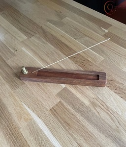 Boîte à encens religieuse classique en bois pour bâtonnets d'encens avec plateau récupérateur de cendres 100% naturel et durable - Product Image 1