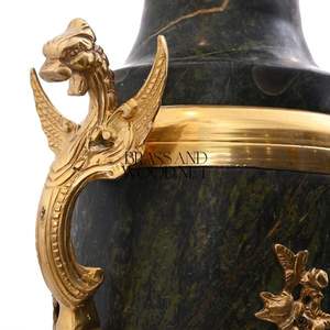 Ensemble de vase et piédestal en marbre vert foncé de luxe avec des accents en laiton doré orné - Product Image 6