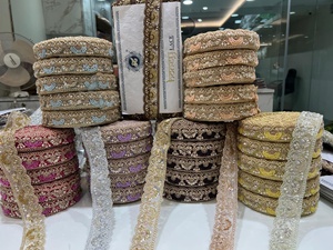 ราคาโรงงานขายส่ง ผ้าลูกไม้ปักลายดอกไม้ประดับลูกปัด งานปักมือแบบประหยัดพลังงาน สำหรับงานแต่งงาน DIY ผ้าลูกไม้ลายรังผึ้ง - Product Image 1