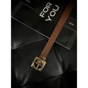 Ceinture décontractée pour femme avec boucle carrée en alliage doré - Product Image 1