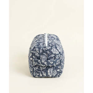 Ensemble de pochettes matelassées en coton imprimé au bloc, style floral vintage indigo et ivoire avec fermeture éclair - Product Image 2