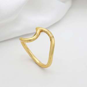 Bague minimaliste en laiton plaqué or 18 carats, motif vague abstrait, géométrique, vente en gros pour femmes - Product Image 5