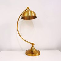 Lampe en métal pour la décoration de la table d'appoint de la chambre à coucher, de la salle de mariage et du bureau Lampe à ampoule LED avec abat-jour
