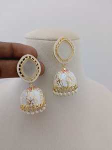 Impresionante fusión de Mughal Art Midnight Esmalte Jhumka Pendientes Set Latón Hecho Pendientes colgantes de moda a granel con diseño personalizable - Product Image 6