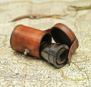 Télescope monoculaire en laiton antique avec étui en cuir vintage, objet de collection pour explorateur nautique, cadeau décoratif pour la maison et le bureau - Product Image 1