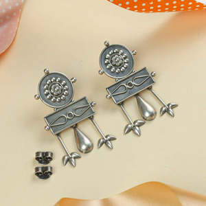 Pendientes de Plata Tridha Mandala Bloom - Chapados en Oro 92.5, Diseño de Aro Colgante Moderno con Patrón de Flor y Mariposa, Piedra Principal de Diamante - Product Image 6