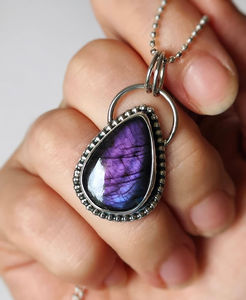Adorable pendentif en Labradorite violet foncé élégant en forme de poire fait à la main en argent sterling unisexe bijoux cadeau Design unique coupe ovale - Product Image 2