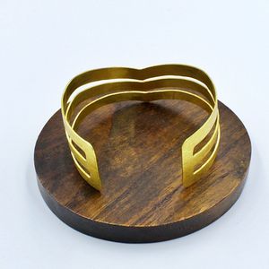 Brazalete ajustable de latón chapado en oro, estilo ideal para mujeres, combina con atuendos elegantes. - Product Image 6