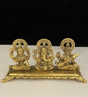 Artisanat traditionnel indien aspect Antique avec Statue de Laxmi Ganesh Sarasvati, Temple rectangulaire plaqué argent avec Statue