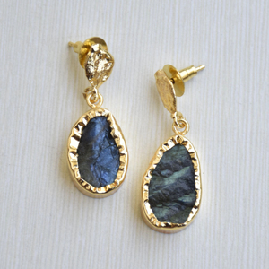 Boucles d'oreilles en laiton de style statement, fabriquées à la main, finition laiton satiné semi-précieux, motif unique de créateur, parfait pour la vente en gros - Product Image 5