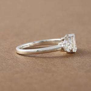 Anillo de compromiso de tres piedras de diamante cultivado en laboratorio de corte esmeralda con piedra lateral Diamante de corte ovalado anillo de regalo de aniversario de oro sólido de 10KT - Product Image 3