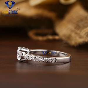 Anillo de diamante de corte redondo TDW 0.918, oro blanco de 18K, estilo de vástago pellizcado, piedra de laboratorio de diamantes Cvd/Hpht - Product Image 3