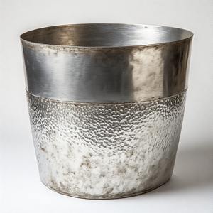 Jardinière en argent Whisperwind avec motif de marteau doux faite pour les plantes de studio ou les espaces de décoration intérieure - Product Image 2