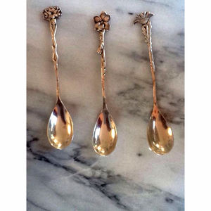 Ensemble de cuillères de service à salade en acier inoxydable plaqué or avec poignée en bout de fleur au design moderne - Product Image 6