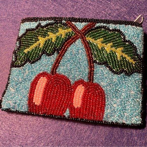 Porte-monnaie 'Put Ring It' artisanal, broderie perlée, artisanat de point de croix, accessoire de broderie - Product Image 1